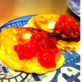 コーンフレーク入りホットケーキのｲﾁｺﾞジャム添え